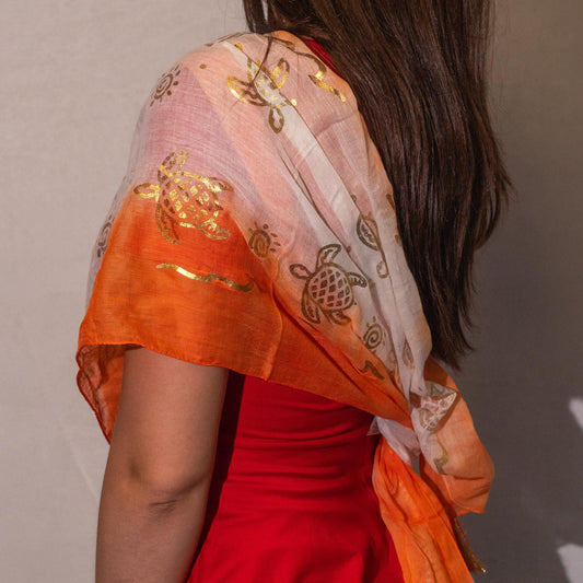 Pañuelo Nomad Sari Verano con estampado de tortugas - coral (180x50cm) - algodón boho chic coral | El Bazar de Tizar