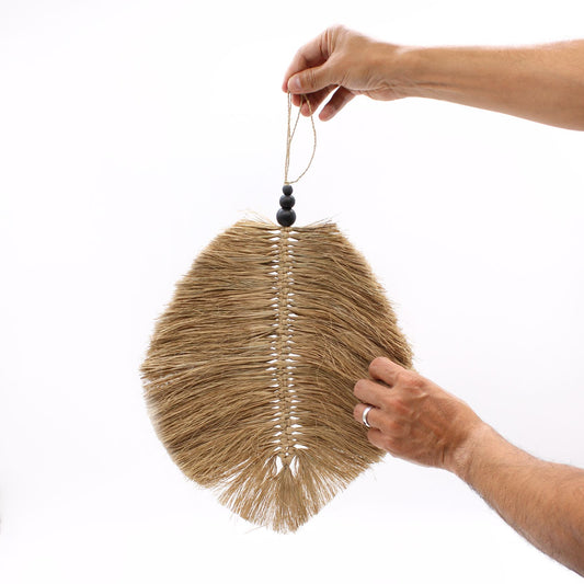 Colgante Decorativo Hoja · Rafia Trenzada y Cuentas de Madera de Pino