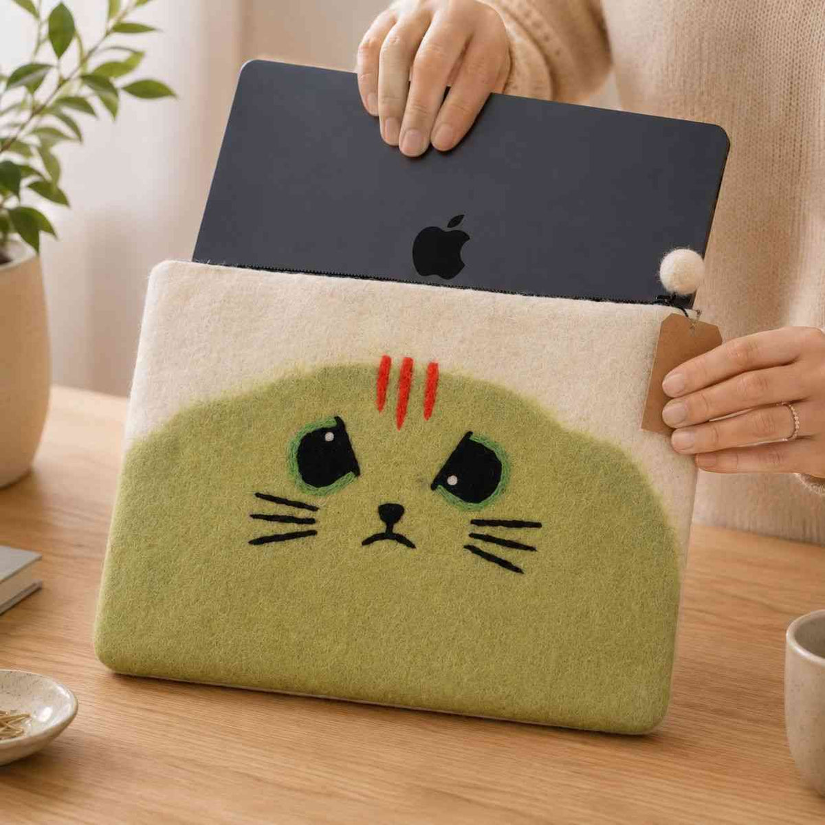Funda de fieltro para portátil (de hasta 14 pulgadas)  - Gato Gruñón