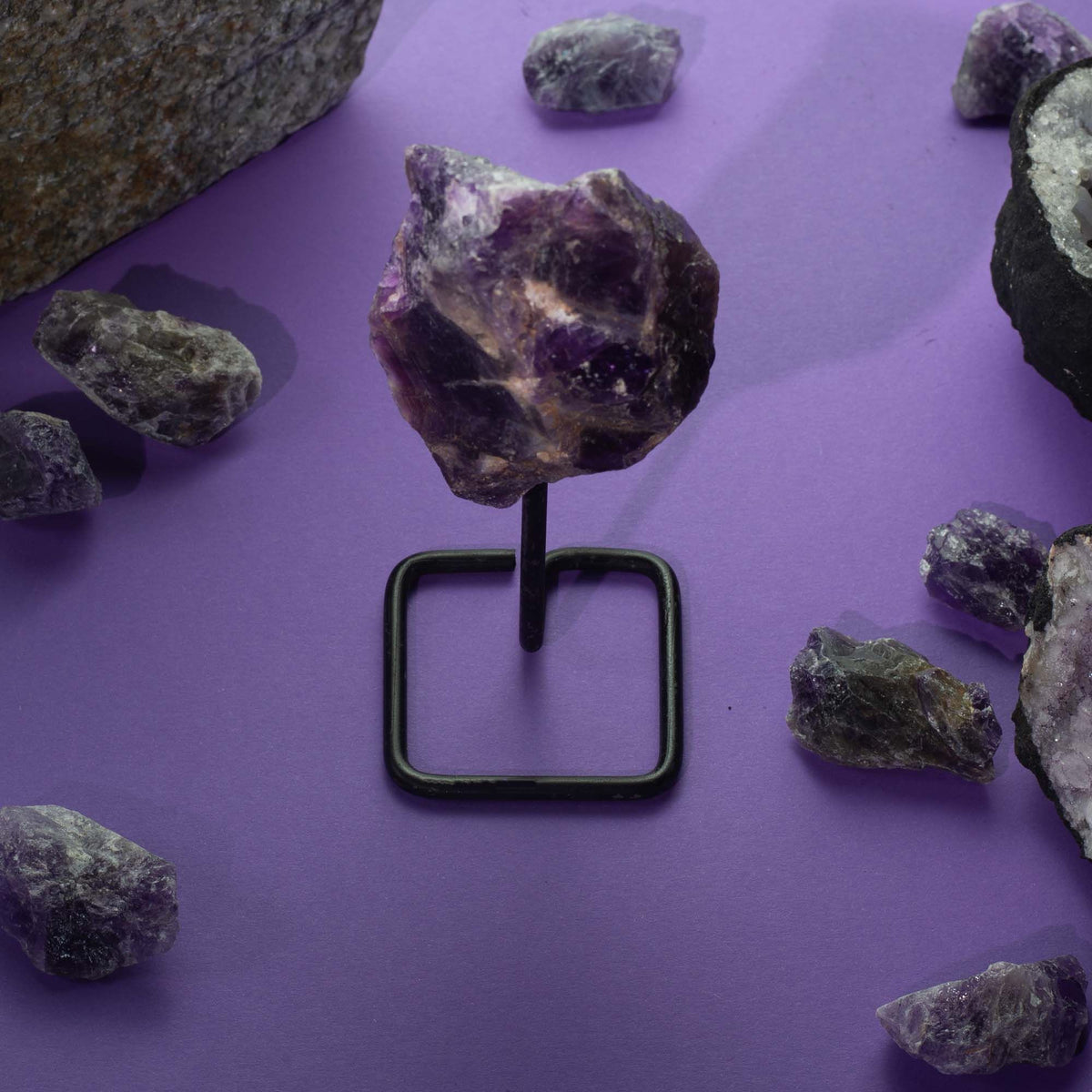 Muestra mineral en soporte metálico - amatista - Especímenes Minerales Raros