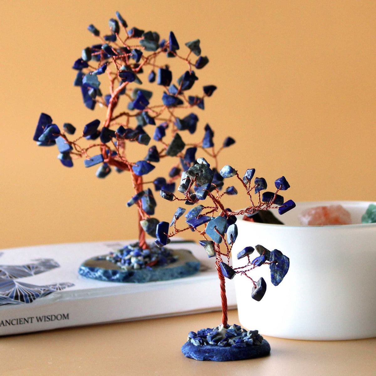 Árbol de piedras preciosas: Sodalita sobre base de ágata azul (35 piedras) - Gemstone Wishing Trees