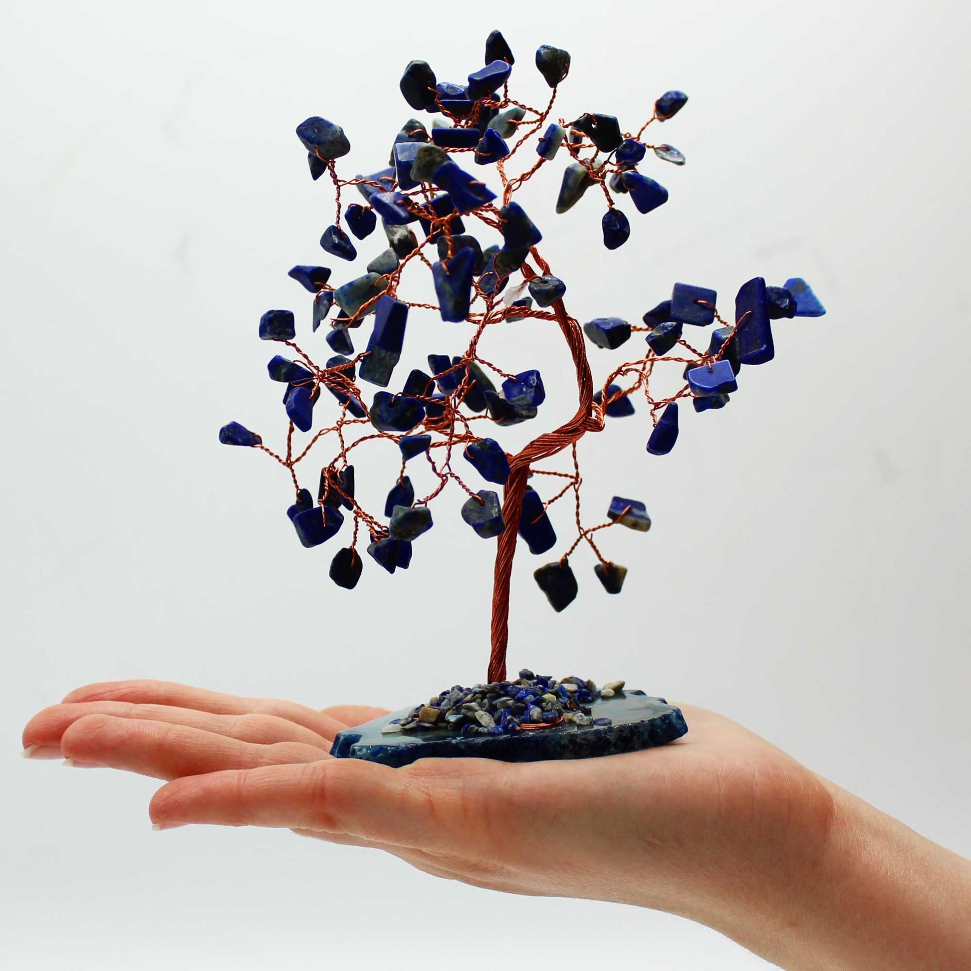Árbol de piedras preciosas grande: Sodalita sobre base de ágata azul (100 piedras) - Gemstone Wishing Trees
