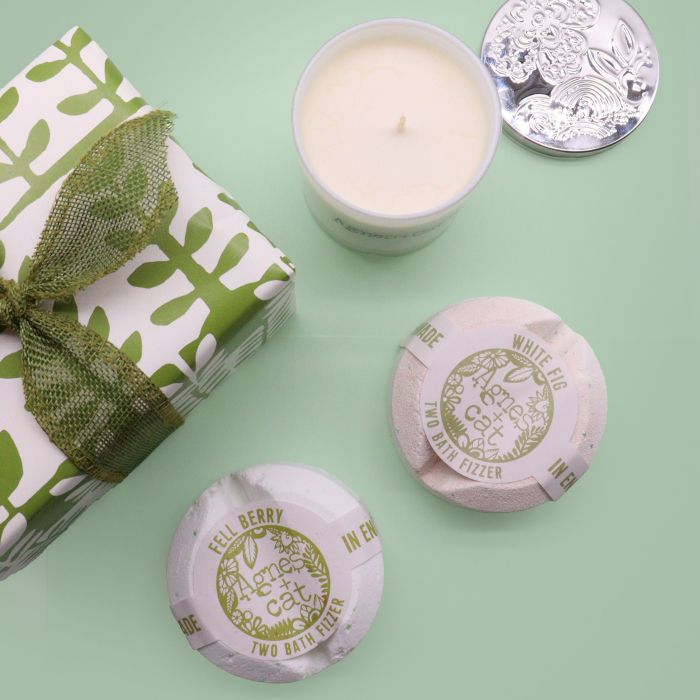 Set de Regalo: Bomba de baño de Higo blanco & Arándano silvestre + Vela de Ruibarbo