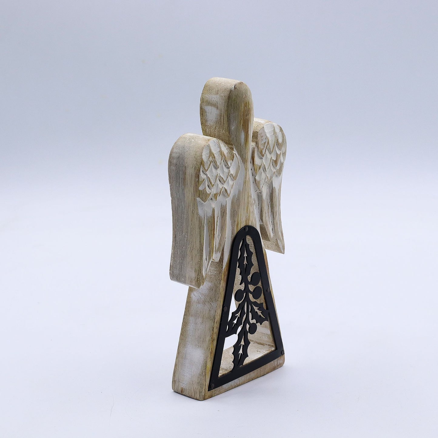 Ángel de madera de mango - acabado lavado blanco con recorte decorativo de hierro