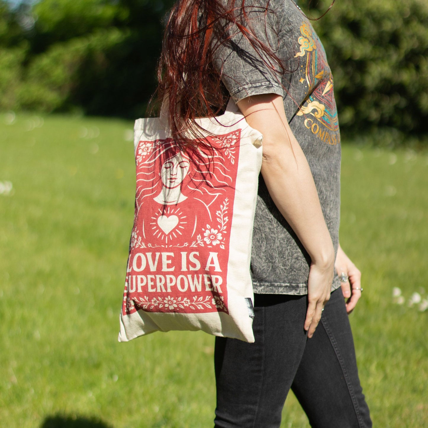 Nomad Sari Iconic Toni Tote Bag - El amor es un superpoder - Natural 10oz