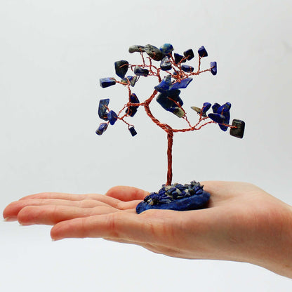Árbol de piedras preciosas: Sodalita sobre base de ágata azul (35 piedras) - Gemstone Wishing Trees