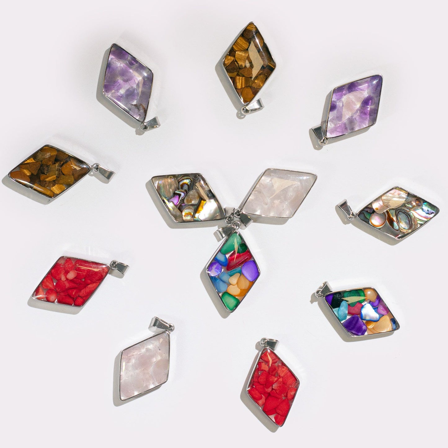 Colgantes en forma de diamante con carcasa de acero - Chips de gemas y conchas Surtido