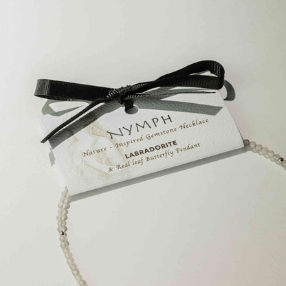 Collar de gema de labradorita Ninfa con colgante de mariposa de hoja real