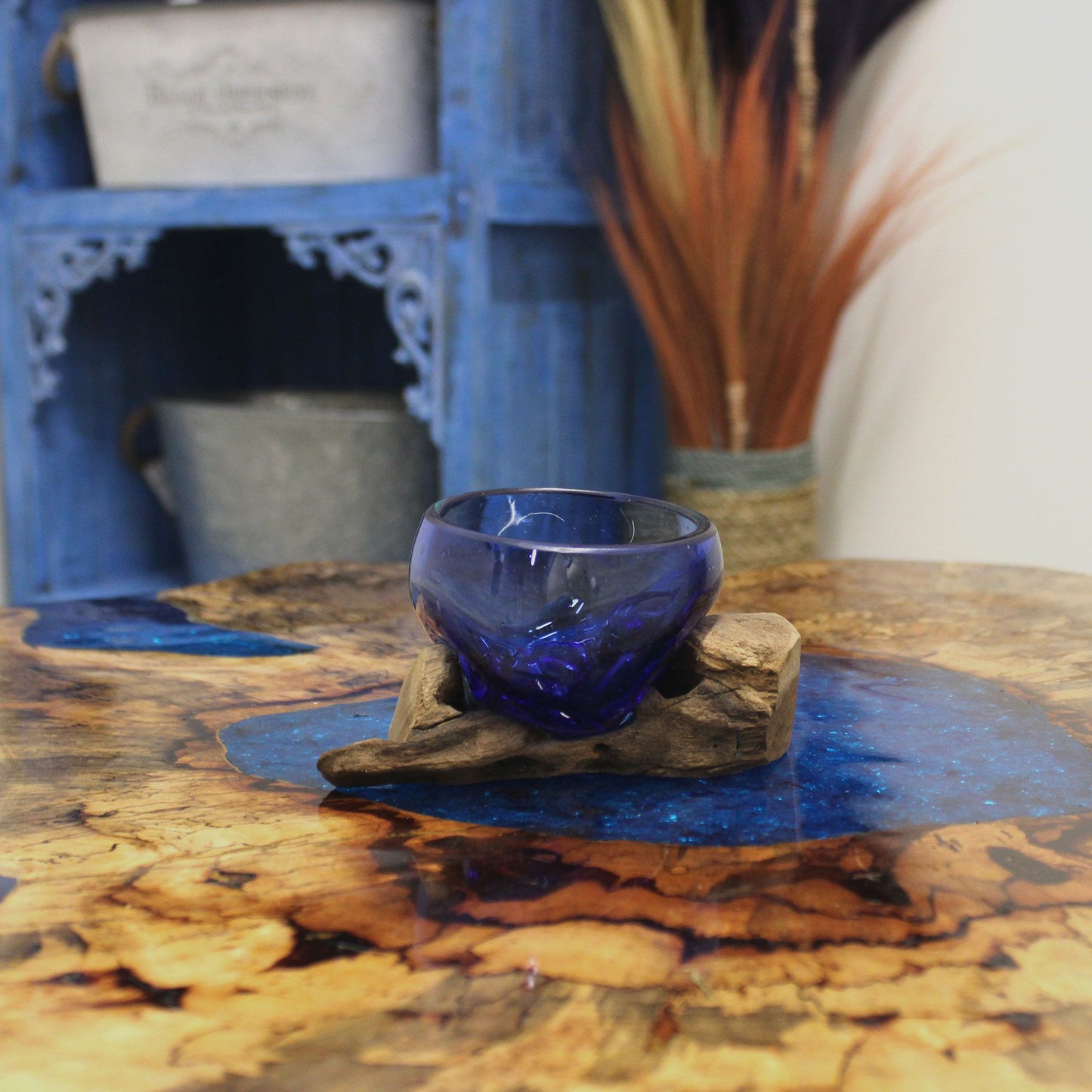 Mini Tazón Azul de Vidrio Fundido sobre Madera