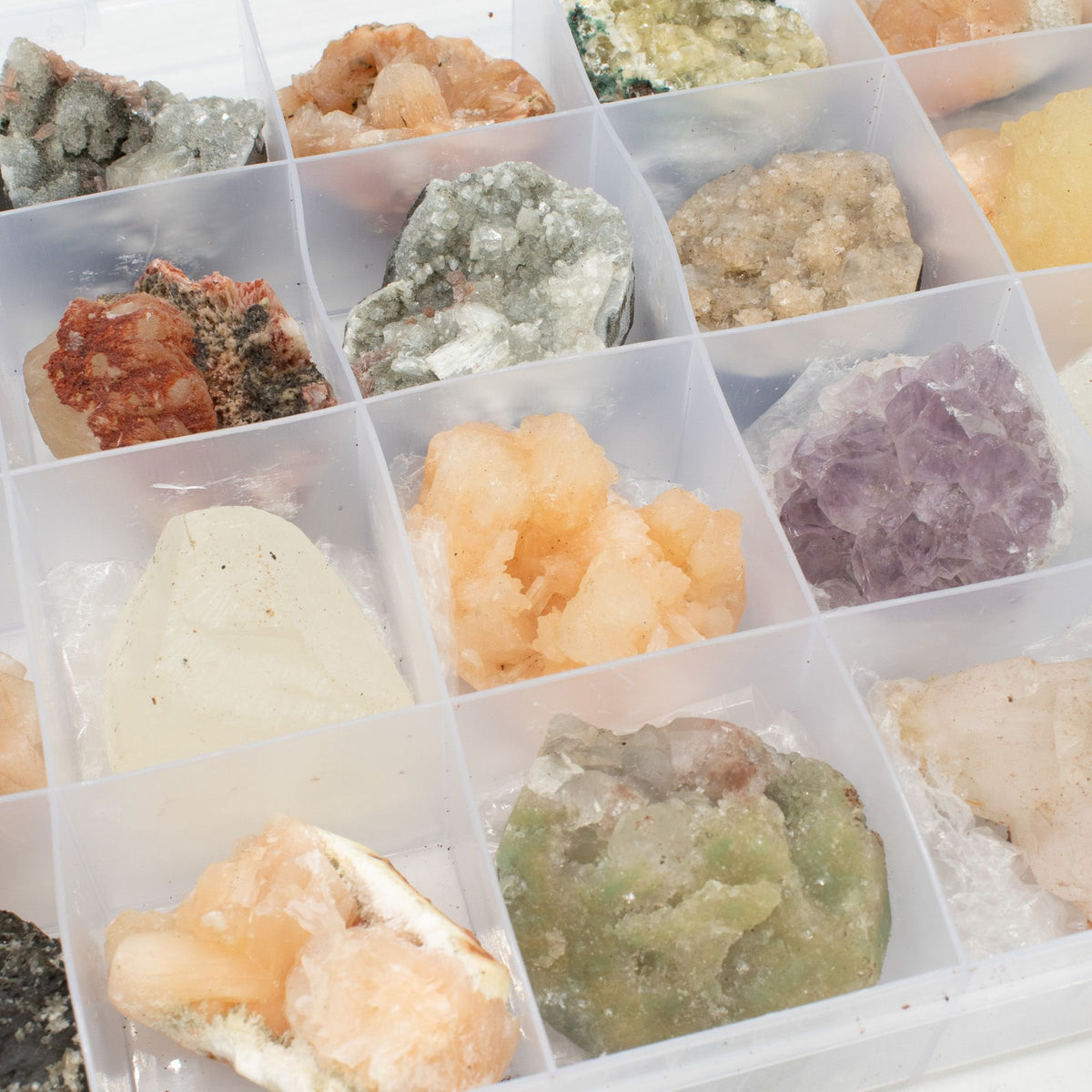 Muestras minerales - Zeolitas mixtas de la India en una vitrina (Apofilita blanca, Estilbita, Cuarzo dedo, Amatista, Estilbit
