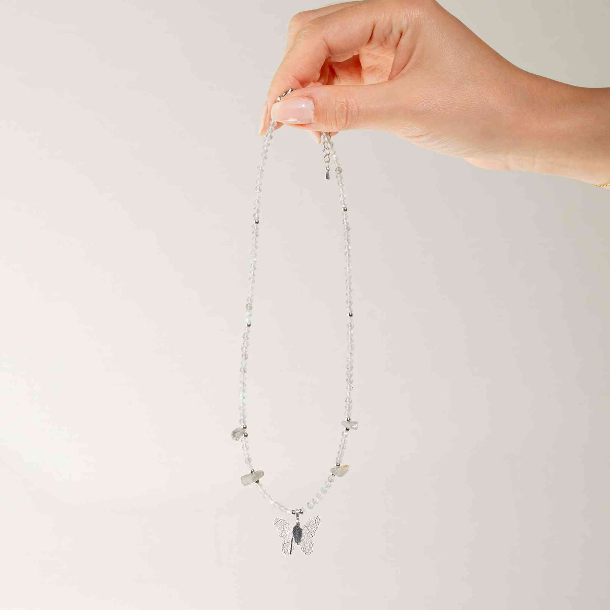 Collar de gema de labradorita Ninfa con colgante de mariposa de hoja real
