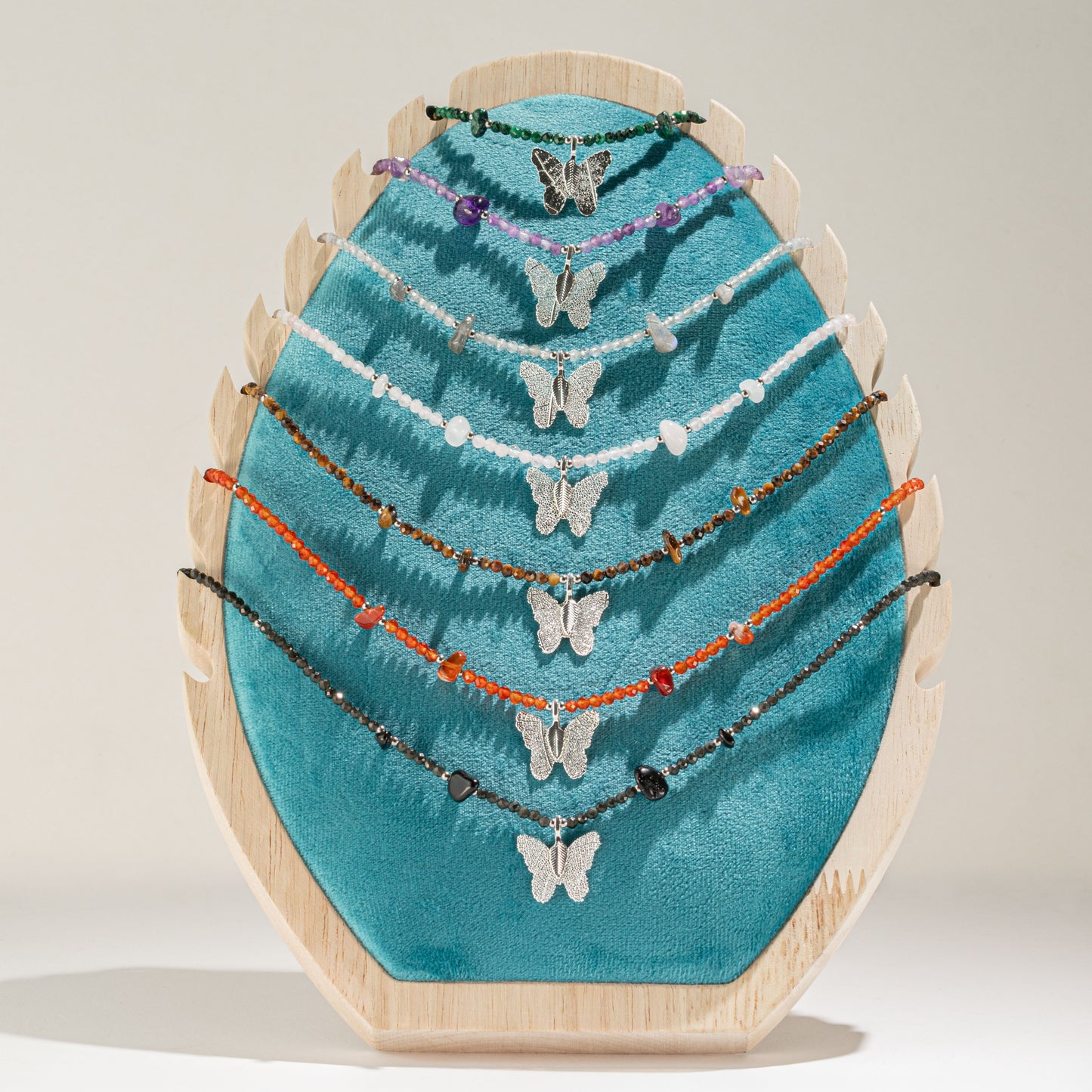 Collar de gema de cuarzo rosado Nymph con colgante de mariposa de hoja real