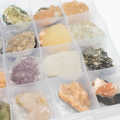 Muestras minerales - Zeolitas mixtas de la India en una vitrina (Apofilita blanca, Estilbita, Cuarzo dedo, Amatista, Estilbit