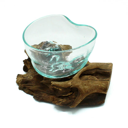 Cuenco de vidrio fundido Arfully deforme sobre madera