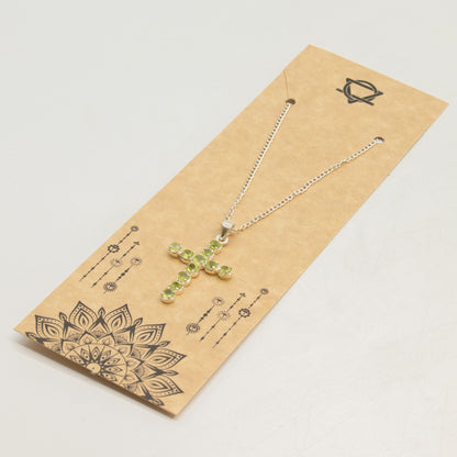 Colgante devocional indio - plateado (cadena de 45 cm) - crucifijo de peridoto
