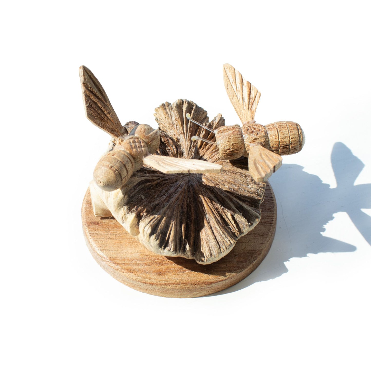 Escultura tallada en madera parásita hecha a mano - Abejas en proceso