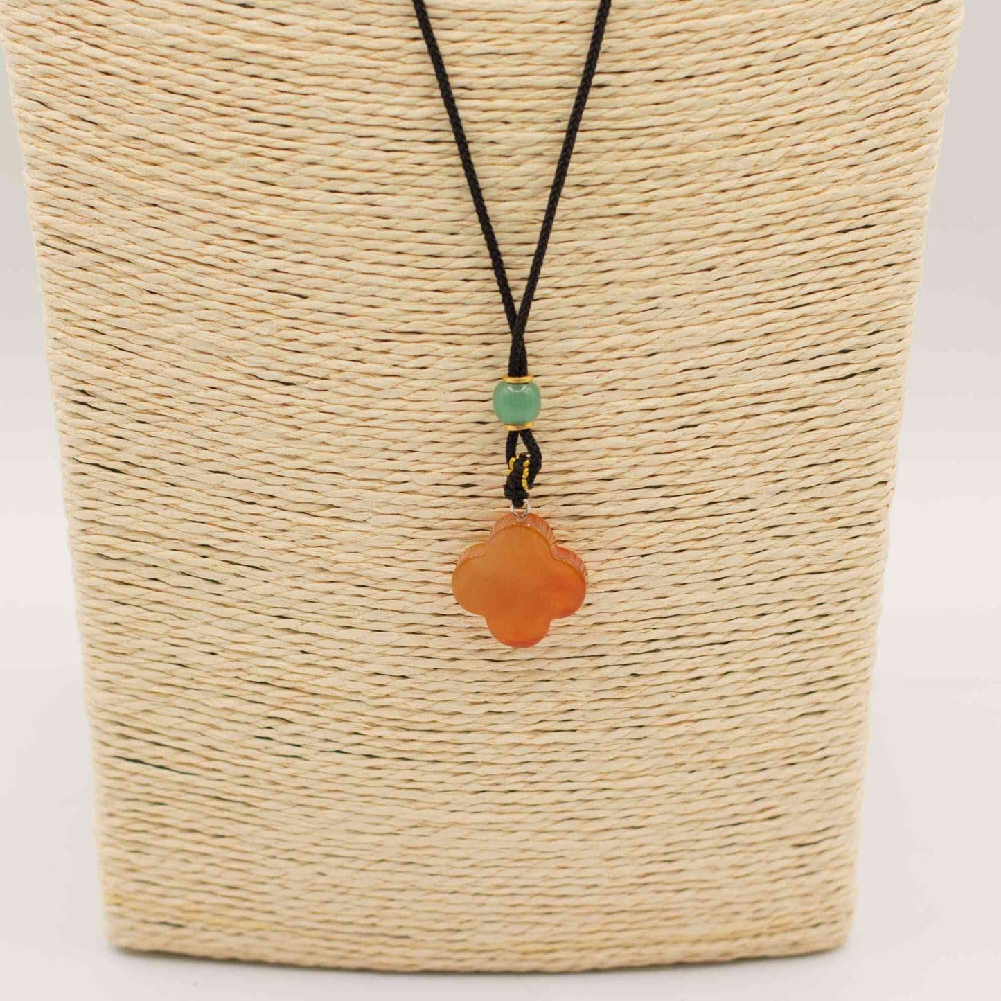 Collar de cordón Colgante de piedra preciosa - Jade rojo en forma de trébol