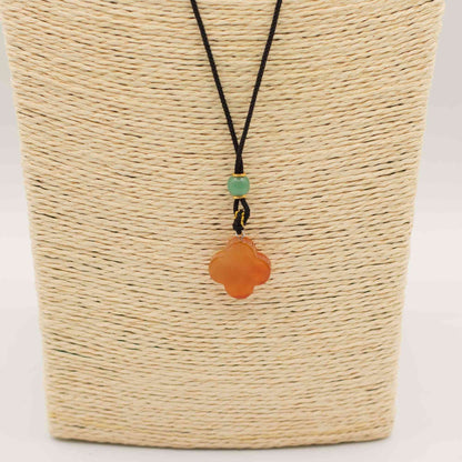 Collar de cordón Colgante de piedra preciosa - Jade rojo en forma de trébol