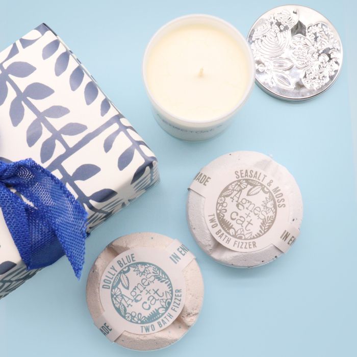 Set de Regalo: Bombas de baño Sal Marina y Musgo & Dolly Azul + Vela de Violeta de Parma