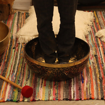 Cuenco Grabado vibracional con patas - 50x20cm (10,7 kg) - Artículos Tibetanos