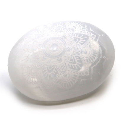 Piedra de palma de selenita - Mandala grabada
