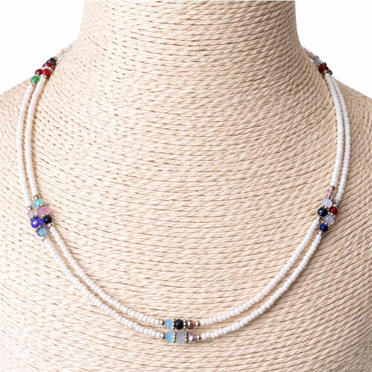 Collar fino de howlita nepalesa de doble hilera y cuentas facetadas - (42 cm)