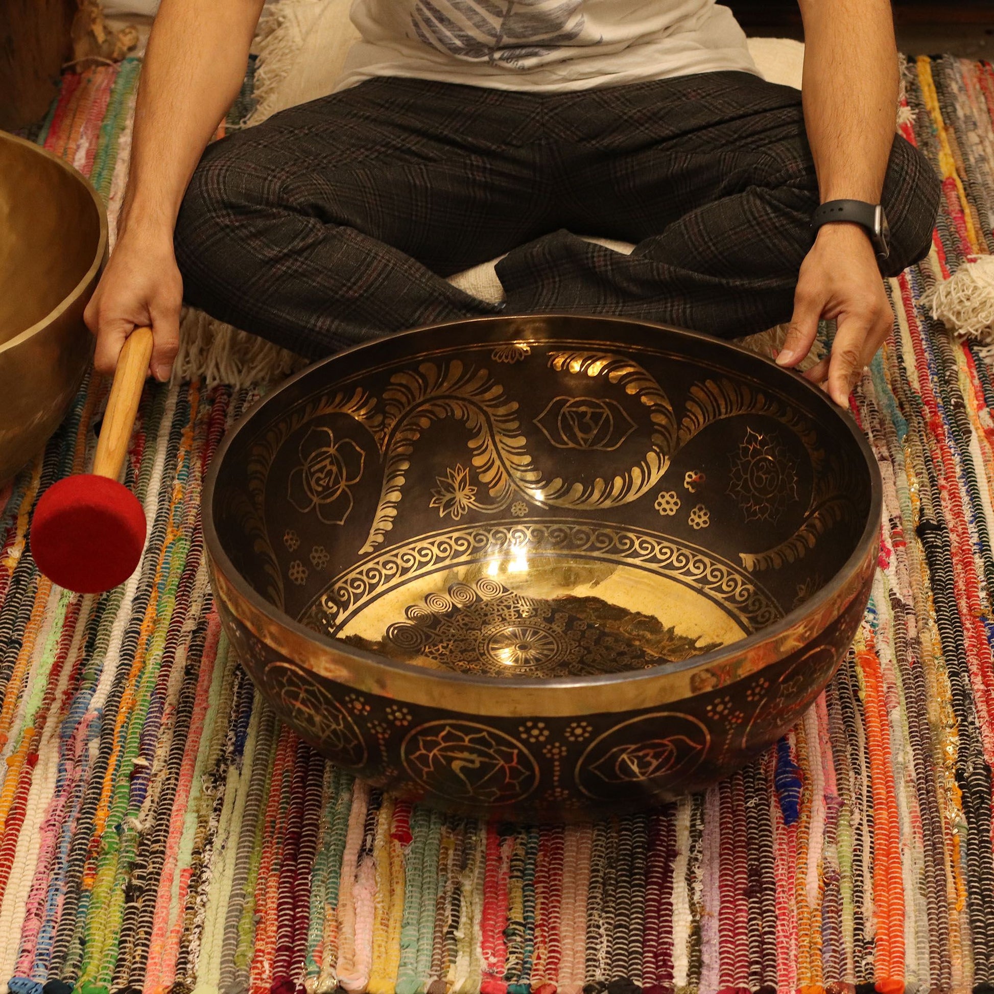 Cuenco Grabado vibracional con patas - 50x20cm (10,7 kg) - Artículos Tibetanos