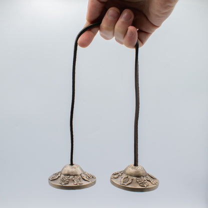 Tingsha tibetana de latón premium - Símbolos de la suerte - aprox. 6 cm (155 g)