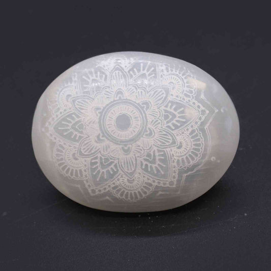 Piedra de palma de selenita - Mandala grabada