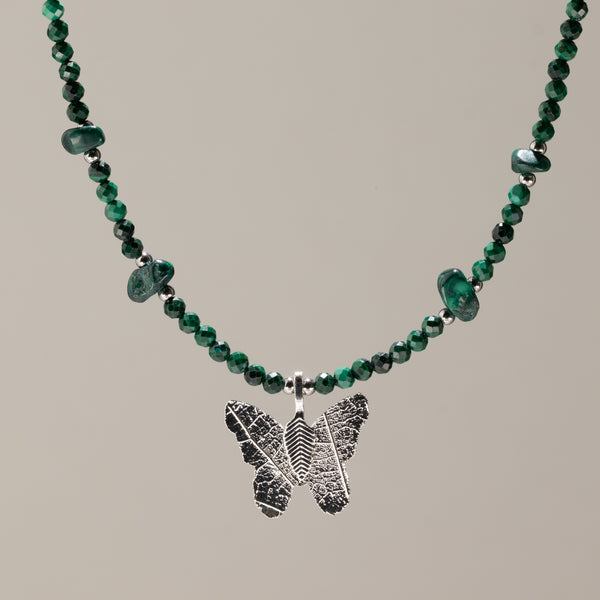 Collar de malaquita con gema de malaquita y colgante de mariposa con hoja real