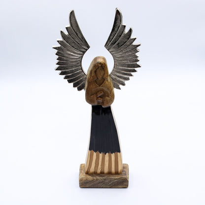 Ángel guardián de madera de mango grande, alas de metal y detalle esmaltado