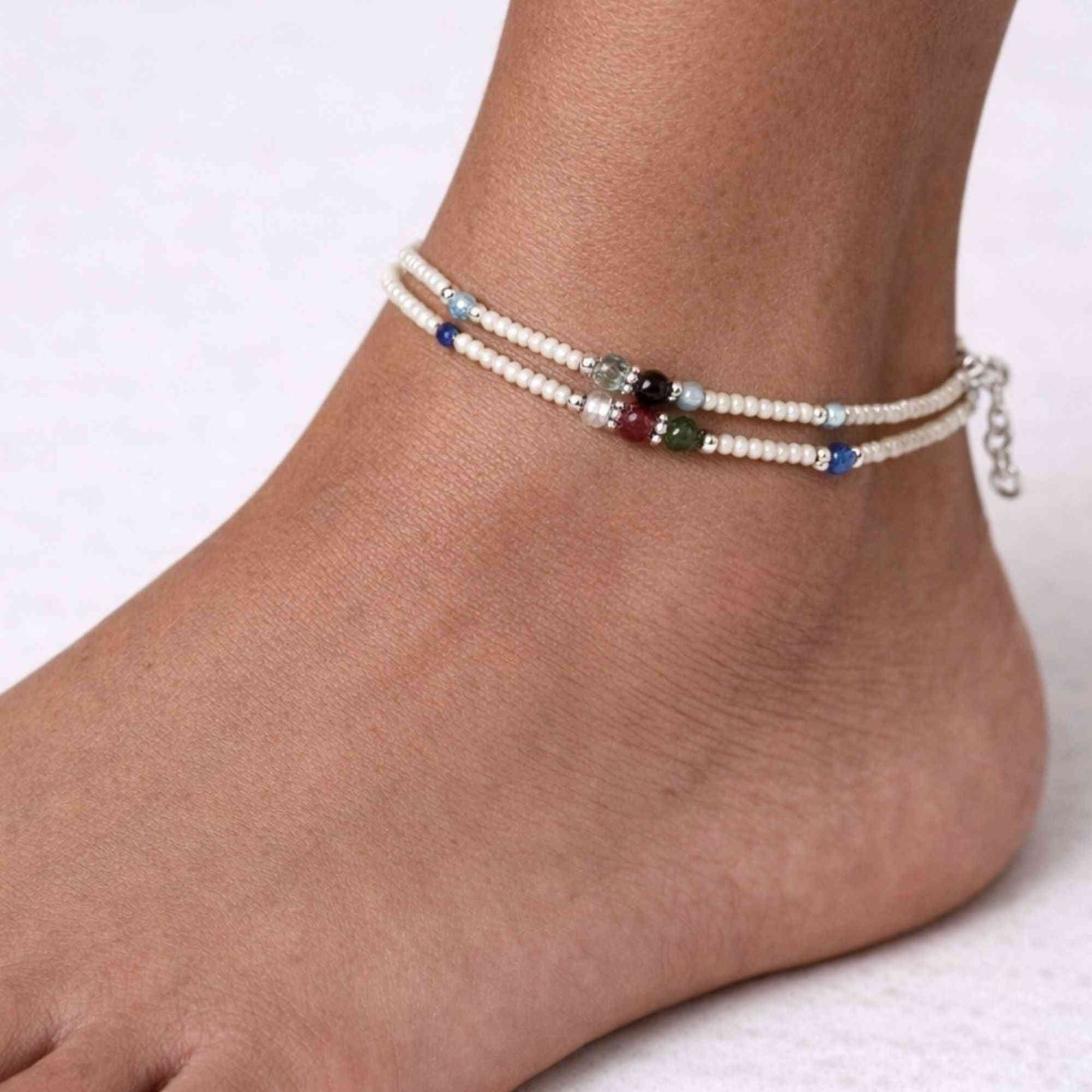 Tobillera fina de howlita nepalí de doble fila con cuentas facetadas - (22 cm)