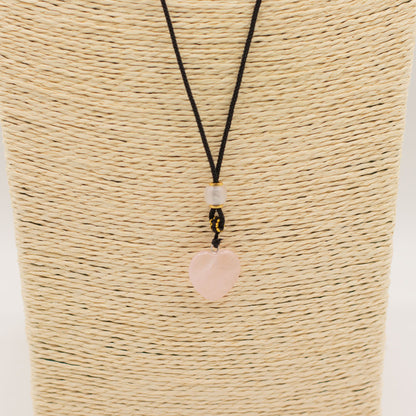 Collar de cuerda con colgante de piedra preciosa - corazón de cuarzo rosa