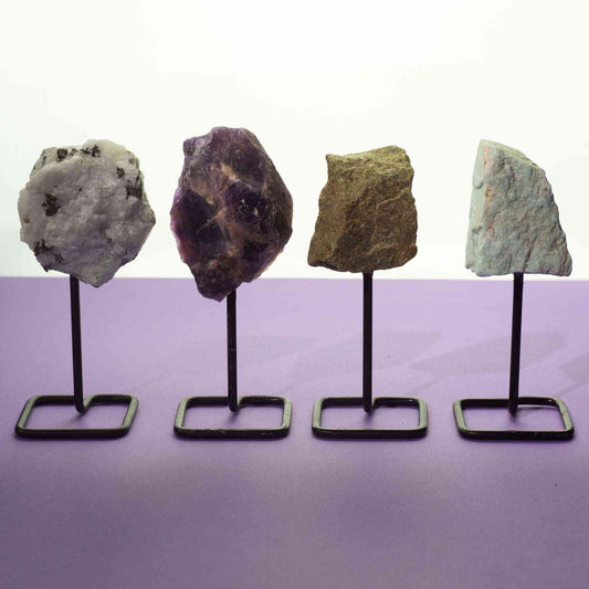 Muestra mineral en soporte metálico - epidoto - Especímenes Minerales Raros