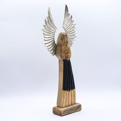 Ángel guardián de madera de mango grande, alas de metal y detalle esmaltado