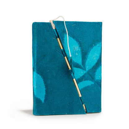 Cuaderno Lokta Bold Floral de bambú con cierre – Mediano (15x12 cm) – 45 Hojas – Azul medianoche