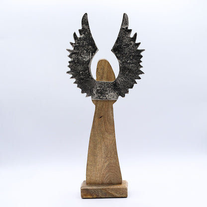 Ángel guardián de madera de mango grande, alas de metal y detalle esmaltado