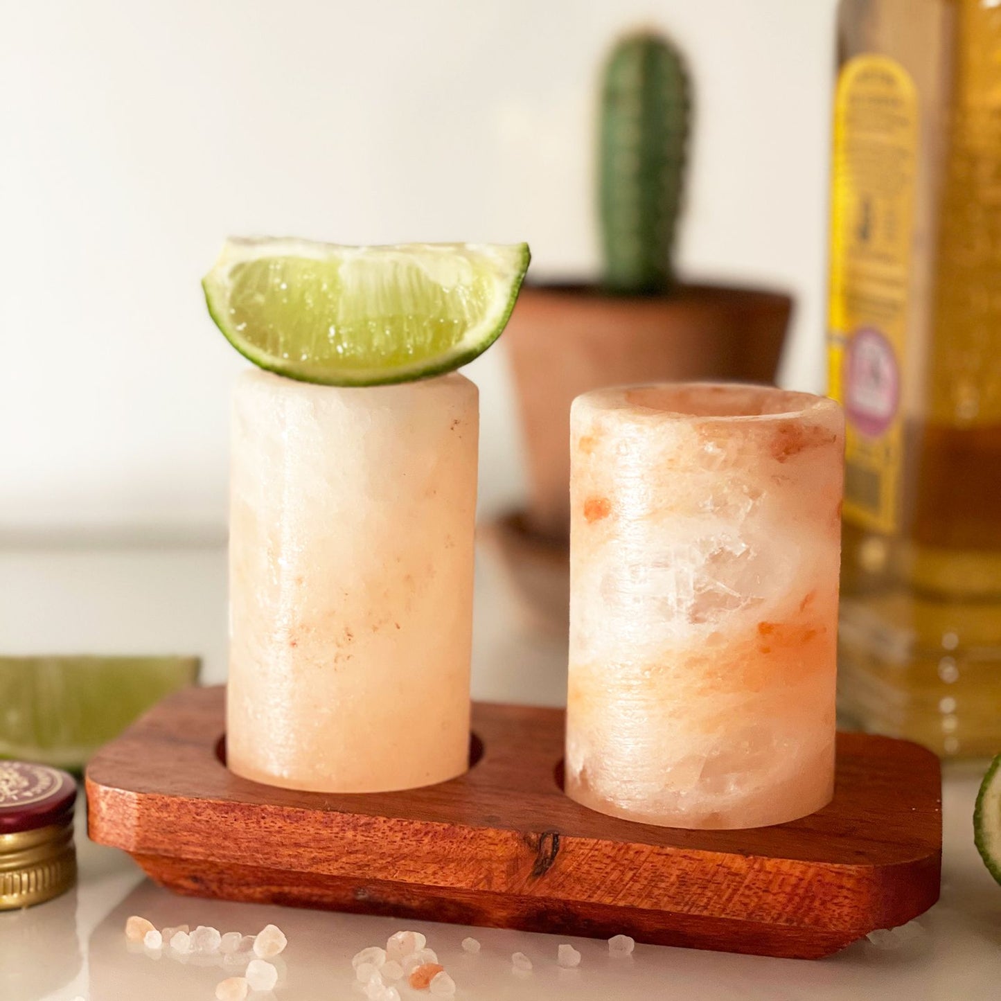 Juego de 4 vasos de chupito de sal del Himalaya y soporte de madera para servir