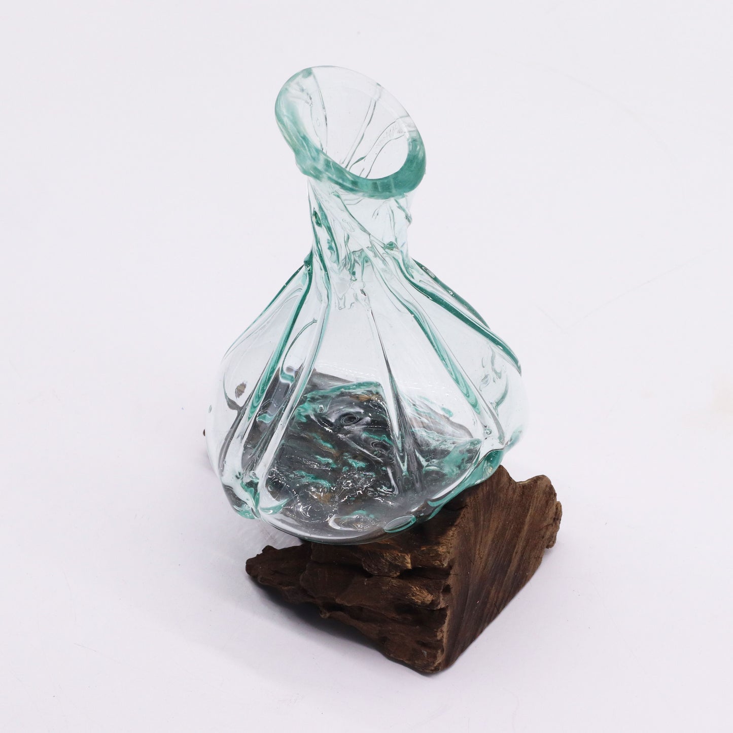 Mini decantador de vidrio fundido decorativo sobre una base de madera, 24 cm