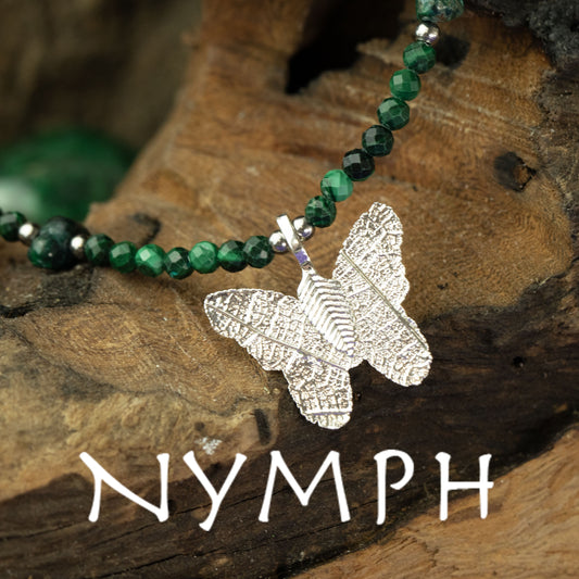 Collar de malaquita con gema de malaquita y colgante de mariposa con hoja real | Collares de gemas ninfa - Colgante de maripo