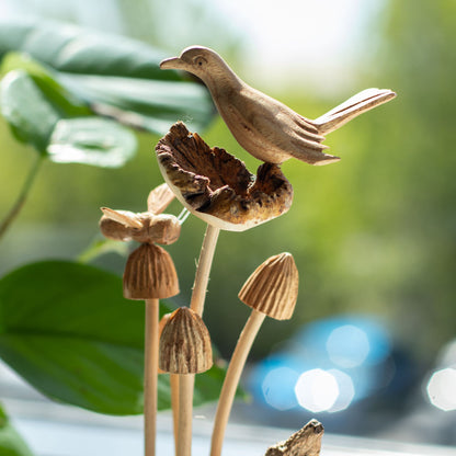 Talla de arte en madera parásita hecha a mano - Pájaro y abeja sobre hongos