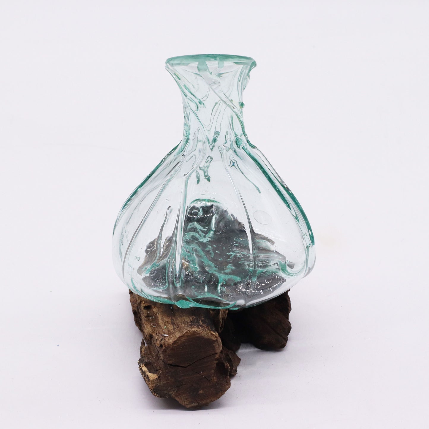 Mini decantador de vidrio fundido decorativo sobre una base de madera, 24 cm