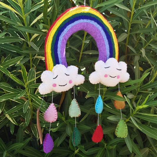 Móvil de fieltro hecho a mano - Nubes felices del arcoíris - cuarto-bebe decoracion-infantil hecho-a-mano | El Bazar de Tizar
