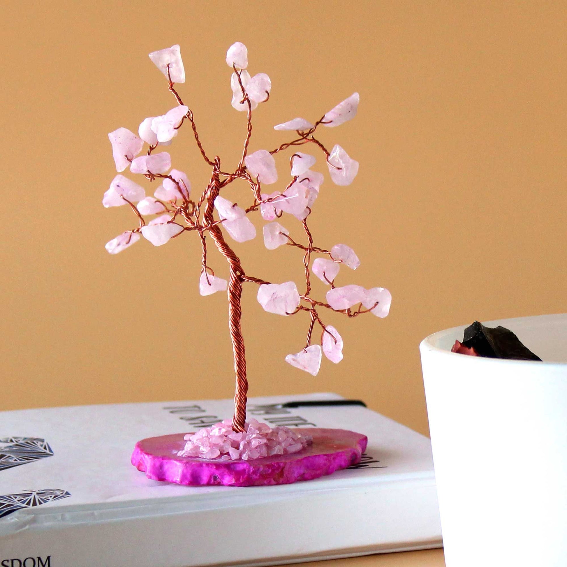 Árbol de piedras preciosas: Cuarzo rosa sobre base de ágata rosa (35 piedras) - Gemstone Wishing Trees