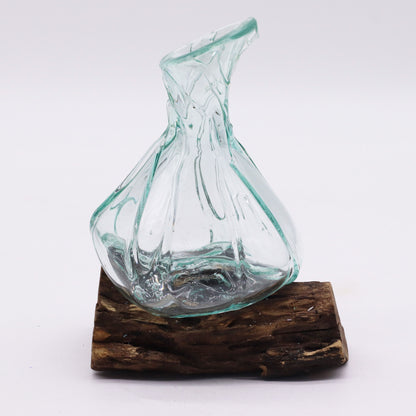 Mini decantador de vidrio fundido decorativo sobre una base de madera, 24 cm