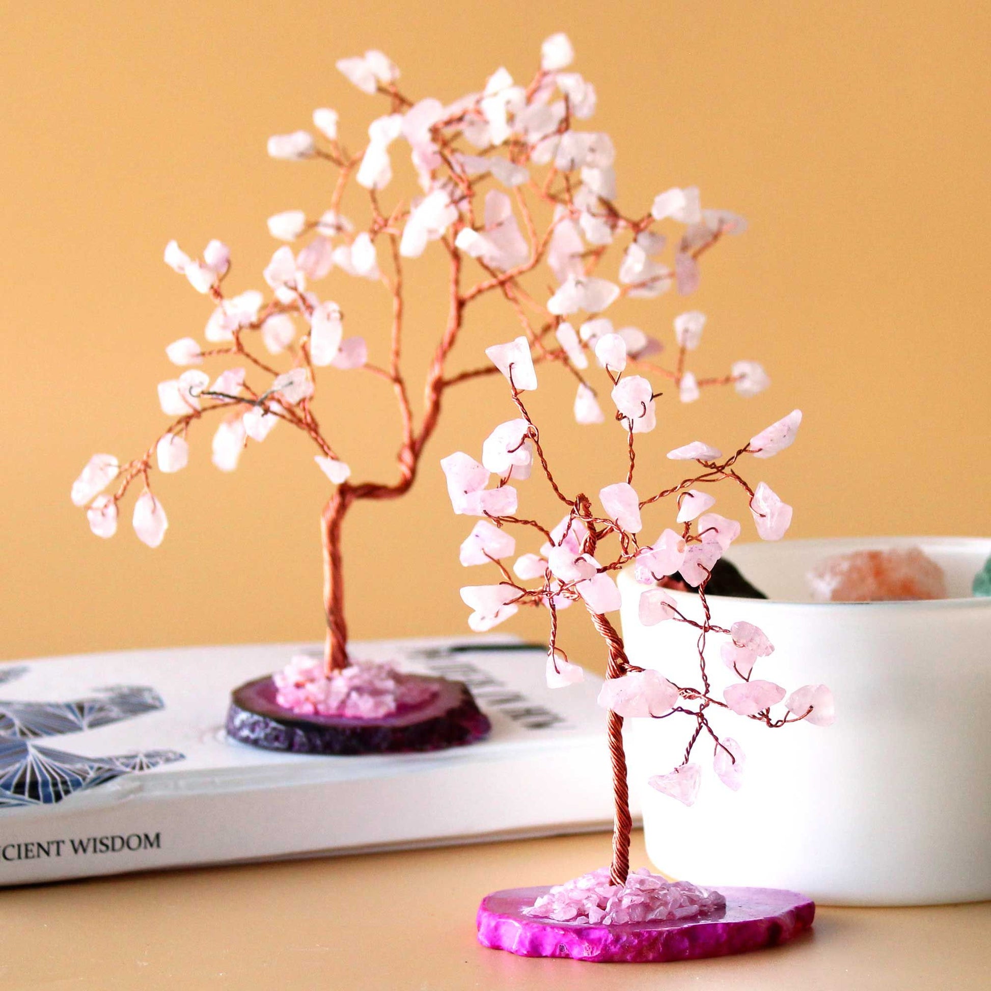 Árbol de piedras preciosas: Cuarzo rosa sobre base de ágata rosa (35 piedras) - Gemstone Wishing Trees