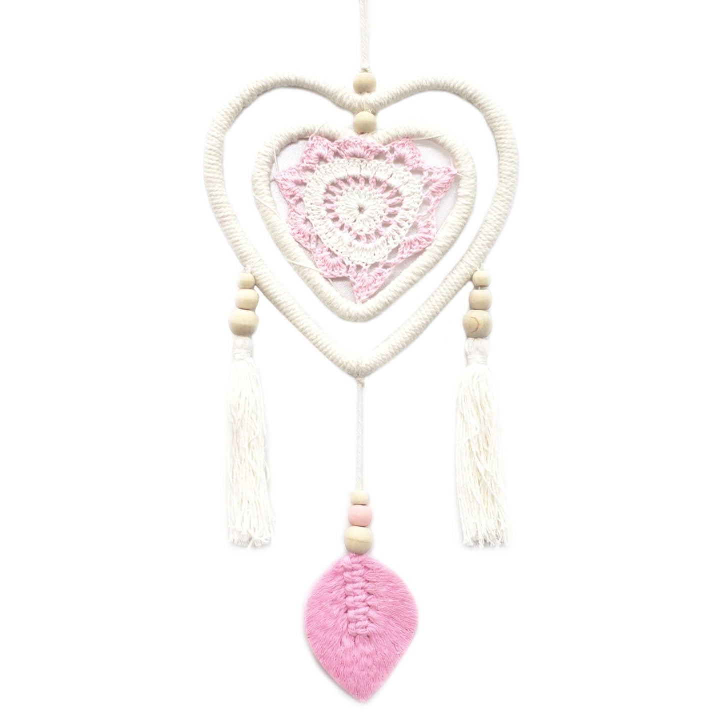 Atrapasueños El Bazar de Tizar en forma de corazón con tejido de crochet rosa, cuentas de madera y borlas blancas.