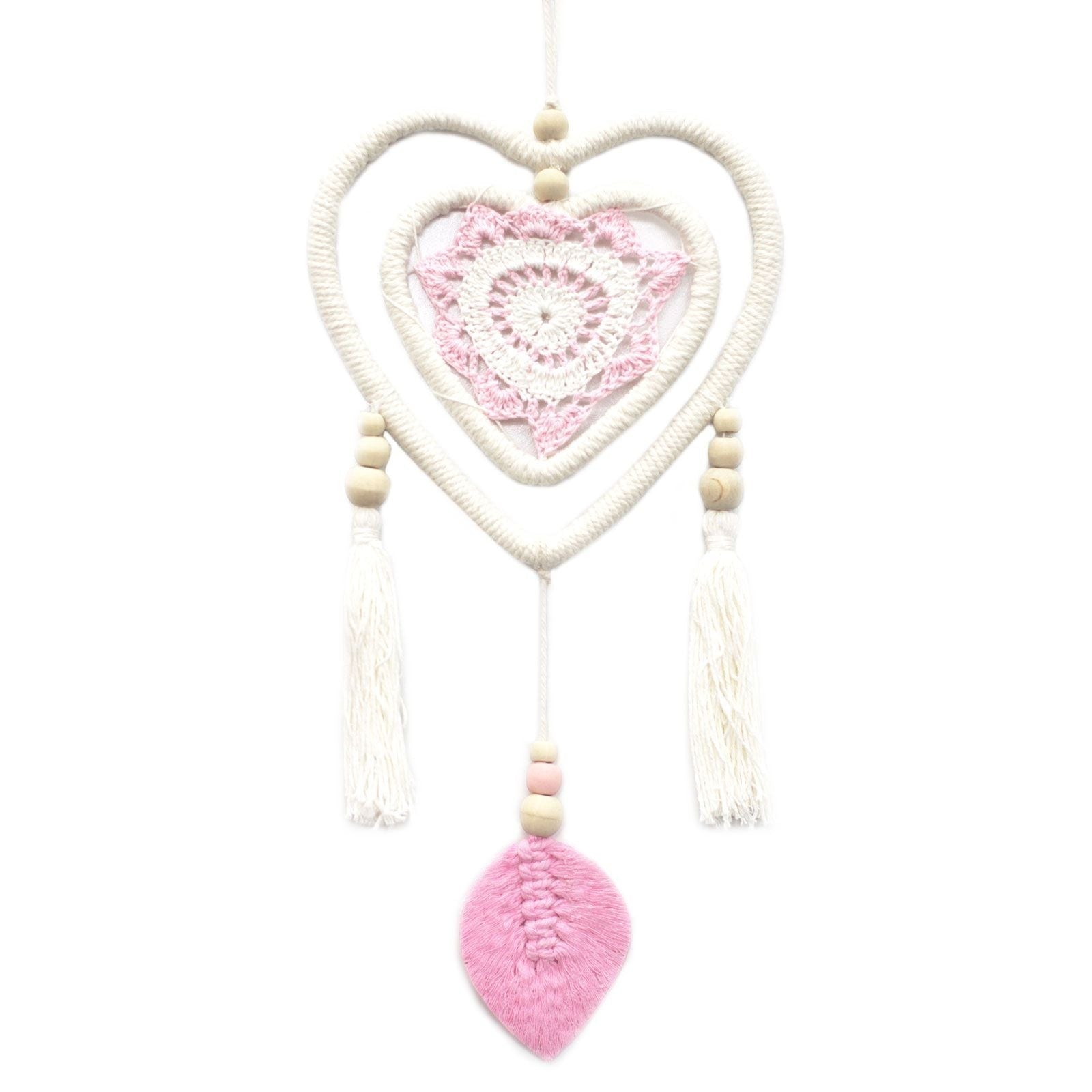 Atrapasueños El Bazar de Tizar en forma de corazón con tejido de crochet rosa, cuentas de madera y borlas blancas.