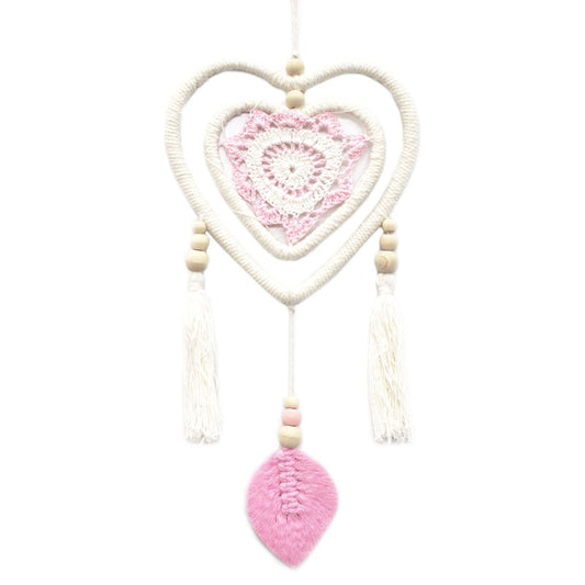 Atrapasueños El Bazar de Tizar en forma de corazón con tejido de crochet rosa, cuentas de madera y borlas blancas.