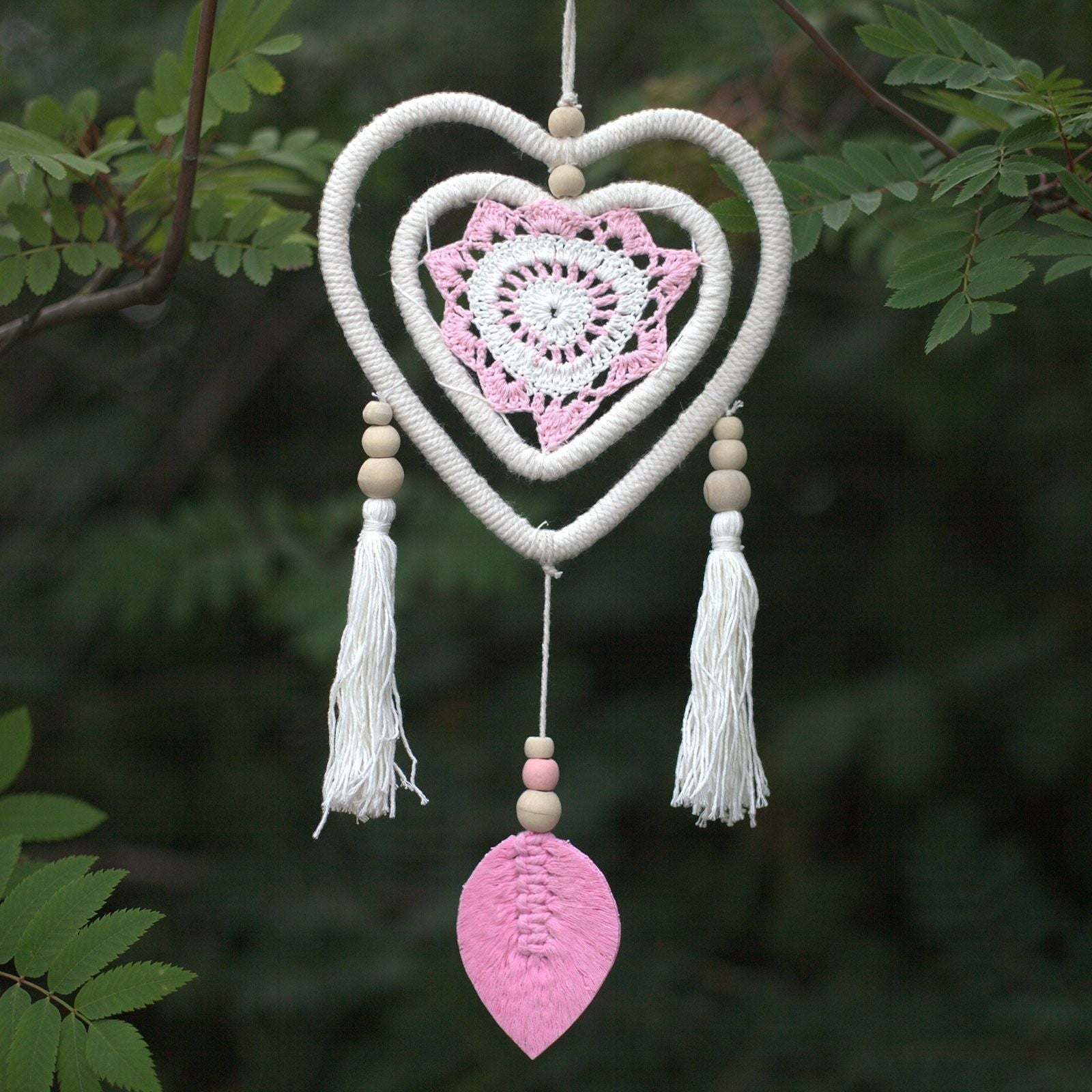 Atrapasueños El Bazar de Tizar en forma de corazón con tejido de crochet rosa y blanco, cuentas de madera y borlas